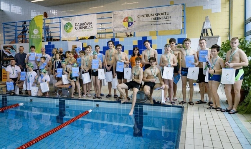 Tak wyglądała rekordowa lekcja pływania, w której w Dąbrowie...