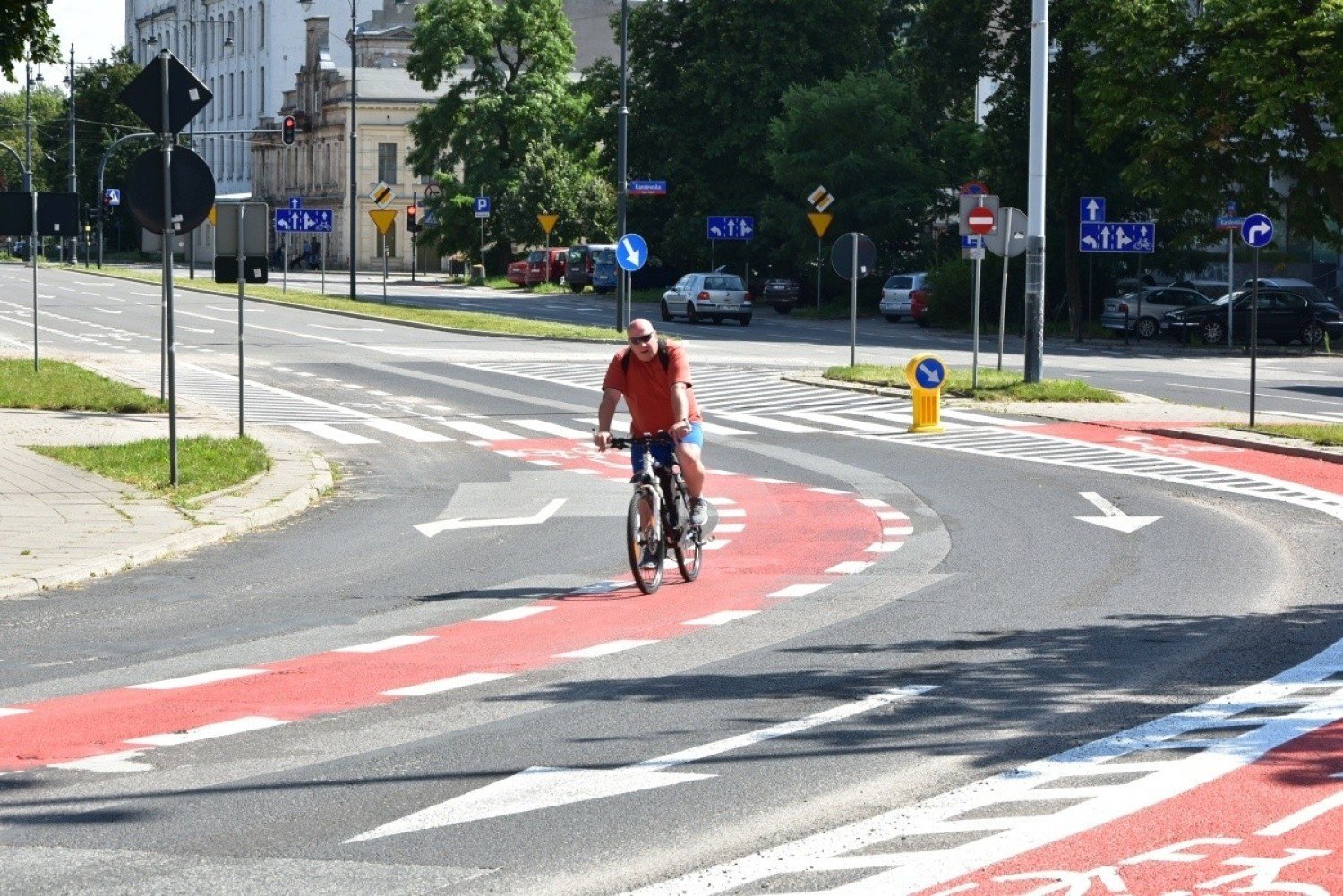 Łódź: Wymalowali pasy dla rowerów - rowerzyści jadą środkiem jezdni.  Kierowcom ta zmiana się nie podoba | Łódź Nasze Miasto