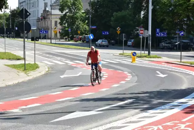 Przed ul. Skłodowskiej pas dla rowerów biegnie środkiem jezdni.

Ul. Strzelców Kaniowskich z tylko jednym pasem dla samochodów. Z lewej auto, z prawej auto, a rowerzyści jadą środkiem.

Na ul. Łąkowej i 28. Pułku Strzelców Kaniowskich wymalowano pasy ruchu dla rowerzystów. Przed skrzyżowaniem ul. Łąkowej z Kopernika dla jadących od strony parku wyznaczono czerwoną farbą śluzę, ułatwiającą cyklistom zajęcie właściwego pasa. I już to budzi wśród kierowców zdziwienie, bowiem wjazd na nią zaczyna się między pasem do skrętu w prawo dla samochodów a środkowym. 

Czytaj na kolejnym slajdzie - zobacz ZDJĘCIA