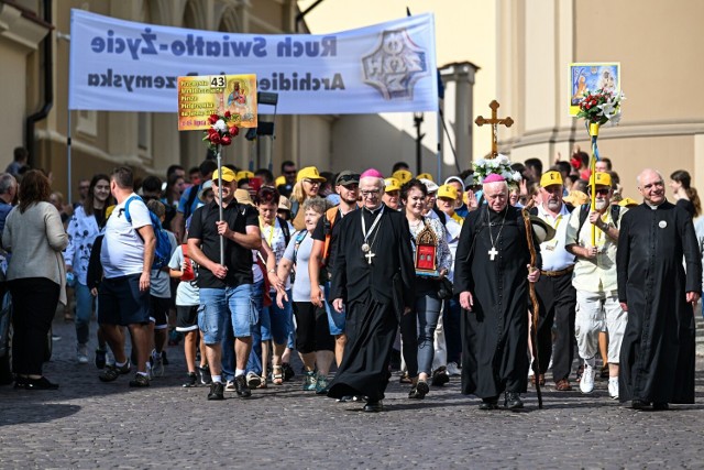 Uczestnicy 43. Przemyskiej Archidiecezjalnej Pieszej Pielgrzymki z Przemyśla na Jasną Górę wyruszyli na trasę.