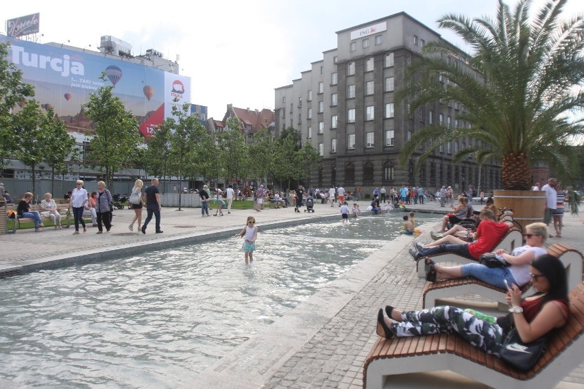 Rynek w Katowicach. Czy wolno się kąpać w sztucznej Rawie?