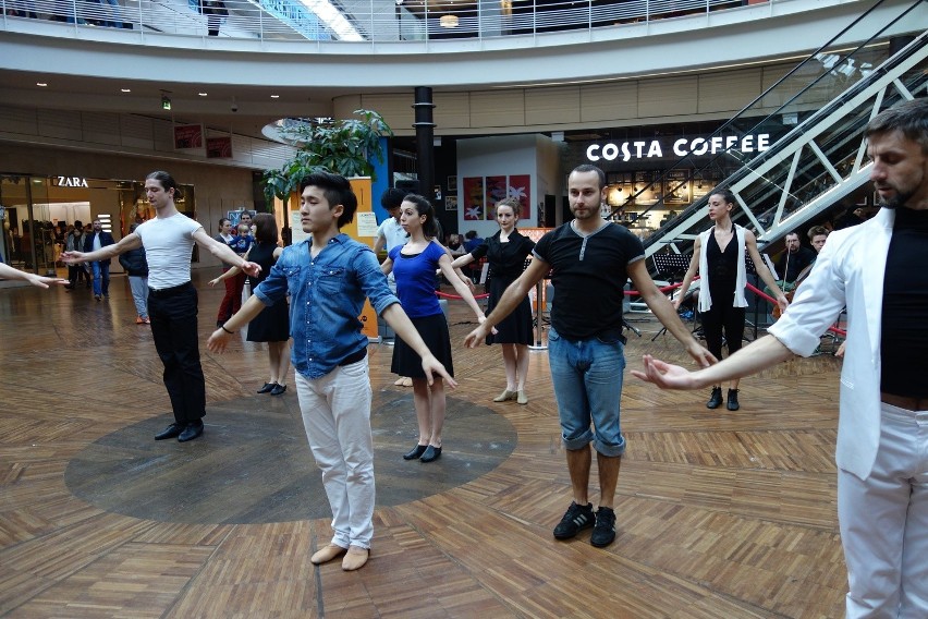 Tancerze i zespół muzyków wykonali flash mob, który ma...