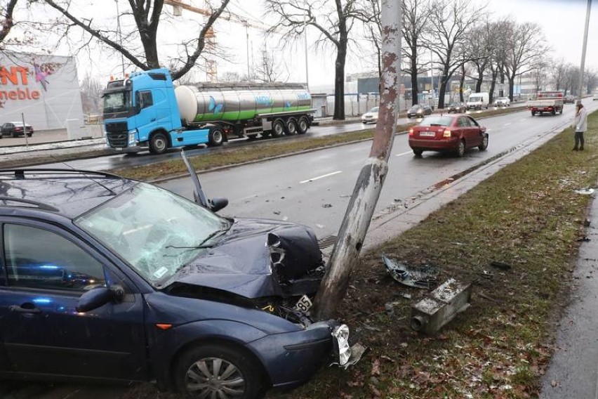 Mieszkańcy powiatu oleśnickiego ucierpieli w wypadku na Brücknera (ZDJĘCIA)