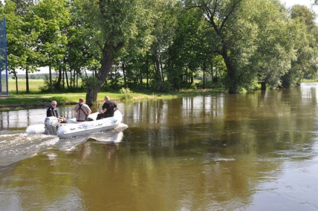 W miejscowości Łysołaje trwa akcja poszukiwawcza dwóch chłopców, których porwał nurt rzeki Wieprz.