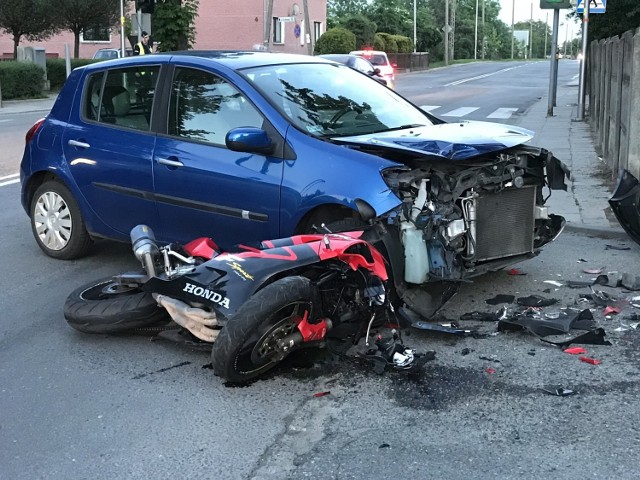 60-latek kierujący renault nie ustąpił pierwszeństwa 27-letniemu motocykliście. Doszło do zderzenia, w którym kierowca jednośladu doznał obrażeń.

Do wypadku doszło w piątek około godz. 20 na ulicy Pużaka w Opolu. Jak informuje Komenda Miejska Policji w Opolu, 60-latkowi zatrzymano prawo jazdy. Sprawa będzie przekazana prokuraturze.