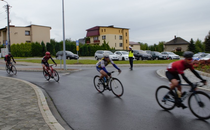Nie tylko kolarze, ale również policjanci ścigali się na trasie Mistrzostw Polski Masters „Osiek 2020”. Zobacz zdjęcia