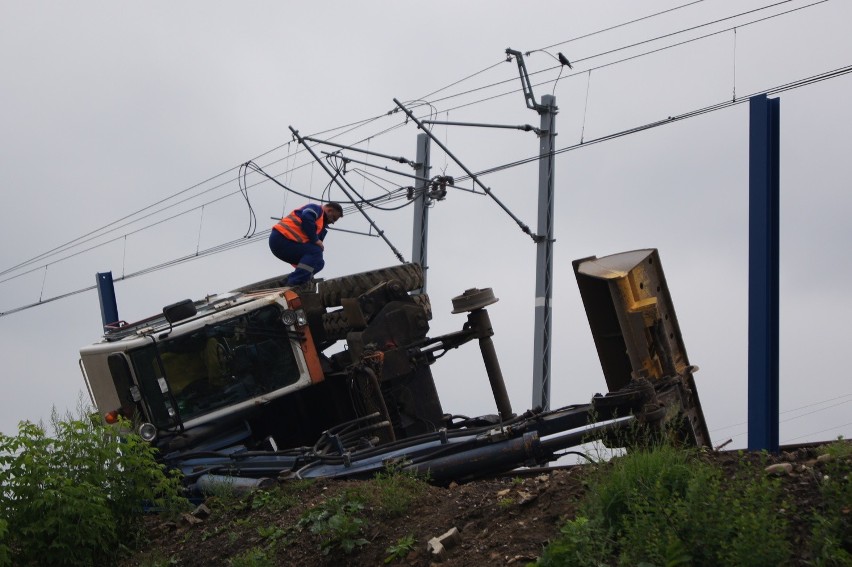 Tarnów. Wypadek na torach. Maszyna zsunęła się z nasypu [ZDJĘCIA]