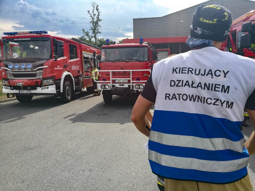 Strażacy usuwali długą plamę oleju w Rydułtowach