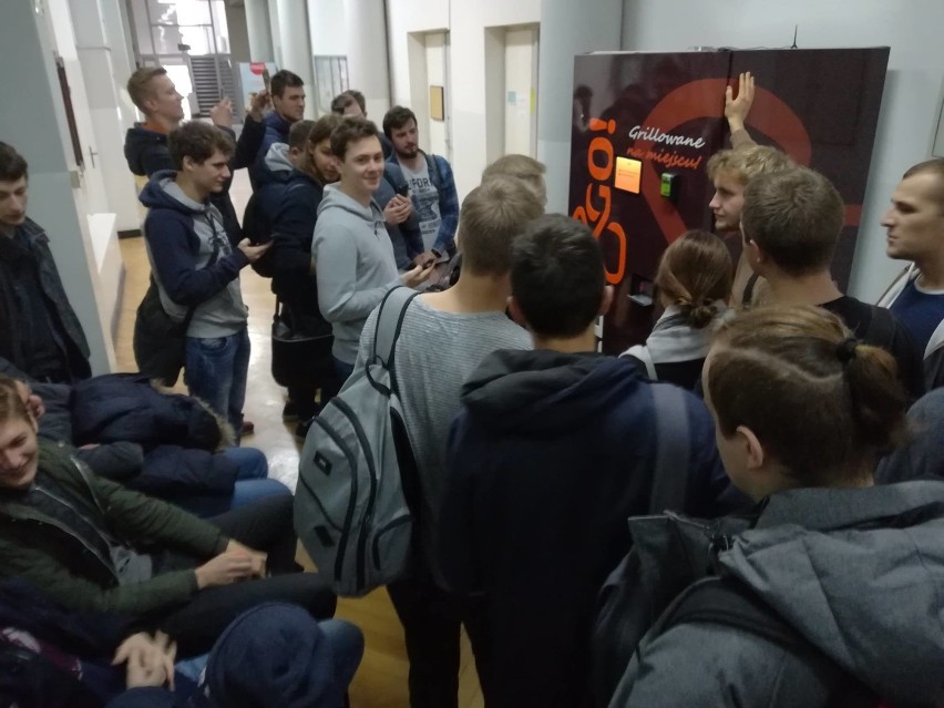 W Politechnice Warszawskiej stanął kebab z automatu. Studenci są zachwyceni!