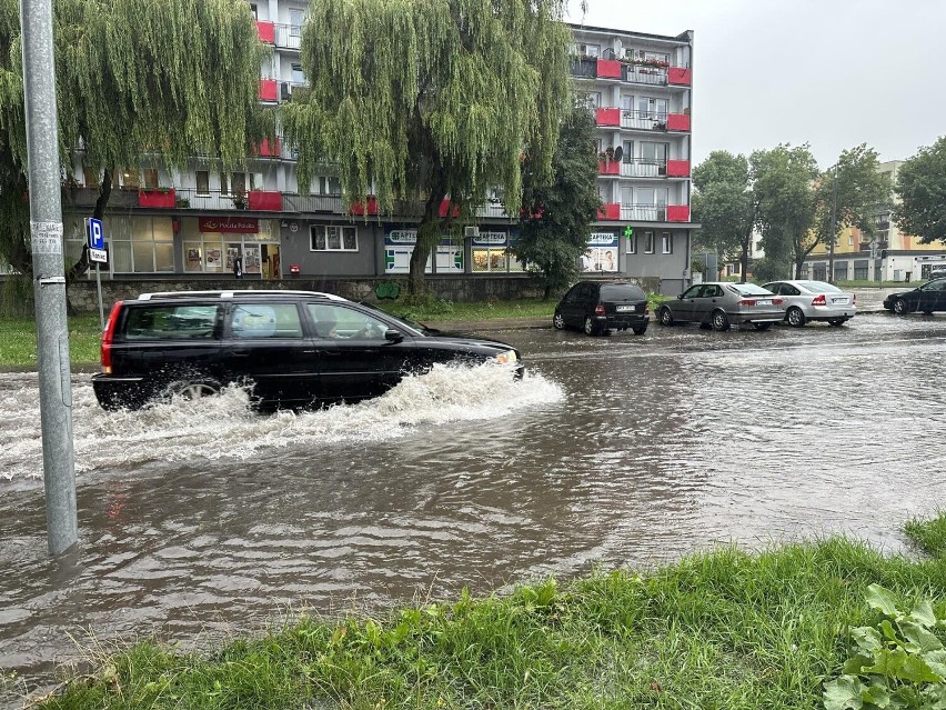 Ulica Główna w Radomiu została całkowicie zalana. Więcej na...