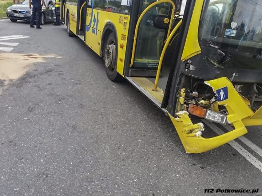 Osiem osób rannych w wypadku autobusu i osobówki