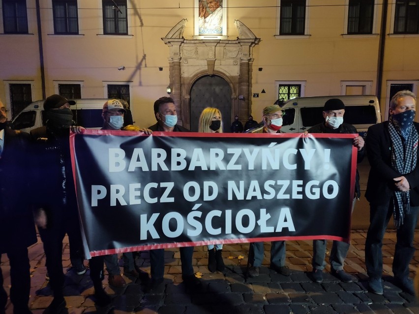 Kraków. Kontrmanifestacja wobec protestów przeciwko wyrokowi TK ws. aborcji. "Brońmy Kościoła" 