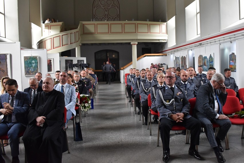 Święto Policji 2022 - podczas uroczystych obchodów na zamku w Człuchowie było miejsce na życzenia i awanse