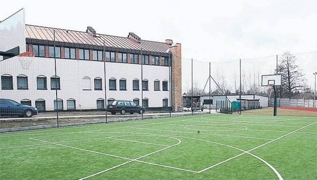 Do dyspozycji uczniów zostało oddane już także boisko do siatkówki i koszykówki.