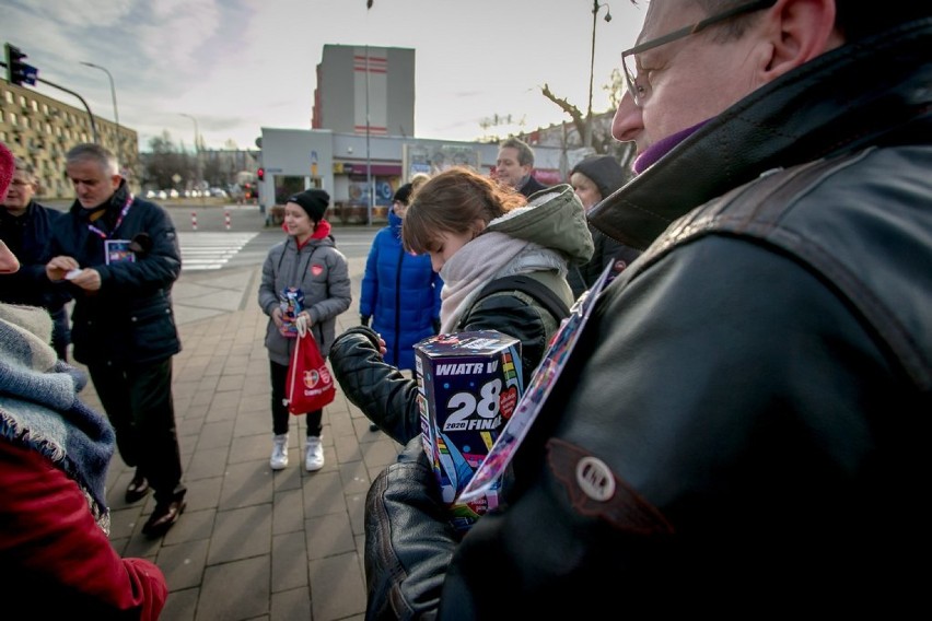 Wałbrzych WOŚP: Prezydent Wałbrzycha Roman Szełemej jako wolontariusz (ZDJĘCIA)