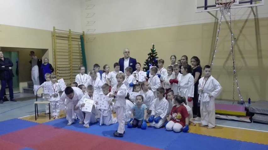 Najmłodsi karatecy w Mikołajkowym Turnieju Karate