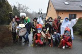 Koza Broniszewo odwiedziła domy w Służewie. Najmłodsza koza w regionie. Zdjęcia i wideo