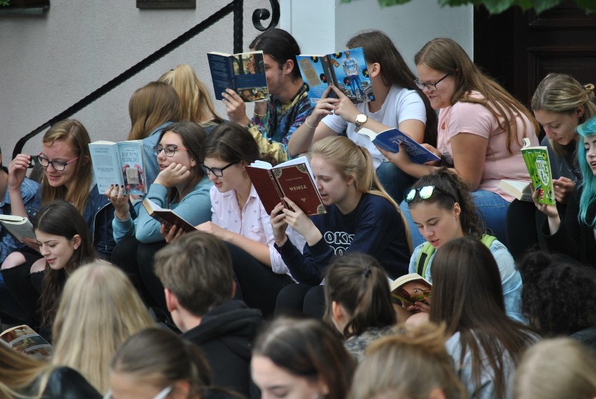 Uczniowie wolsztyńskiego liceum na rynku czytali książki