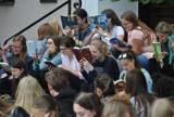 Uczniowie wolsztyńskiego liceum na rynku czytali książki [ZDJĘCIA]