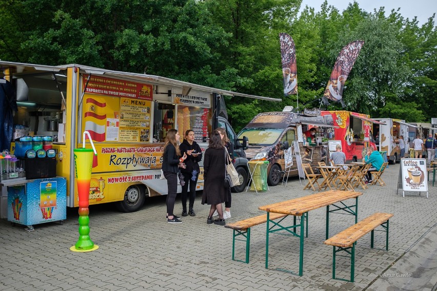 Tarnów. Wielka wyżerka przez najbliższy weekend. Obok Parku Strzeleckiegorozpoczął się pierwszy w tym sezonie zlot food trucków [ZDJĘCIA]