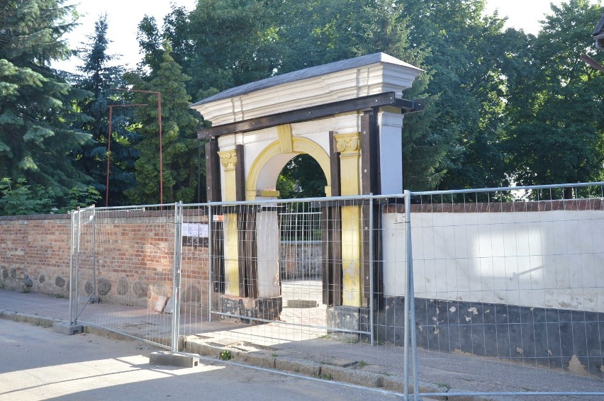 Malbork. Przebudowa ul. Słowackiego zagraża zabytkowemu dawnemu wejściu na cmentarz [ZDJĘCIA]