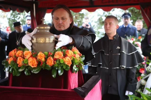Strażacy, rodzina i przyjaciele pożegnali w kościele pw. Chrystusa Króla w Dąbrowie Górniczej Zbigniewa Meresa, byłego Komendanta Głównego Państwowej Straży Pożarnej w latach 1997–2002.