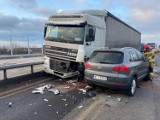 Wypadek (kolizja) na budowanej autostradzie A1 w Gąskach pod Piotrkowem. Zderzyły się cztery samochody