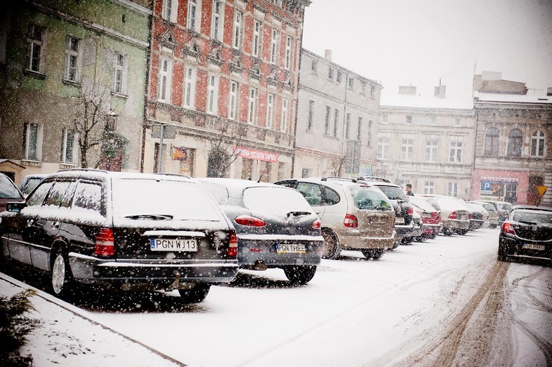 Zasypane śniegiem samochody na Zielonym Rynku