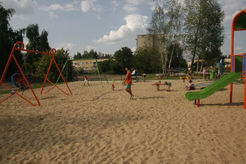 Plac zabaw przy ul. Stanisławowskiej  w Legnicy (ZDJĘCIA)