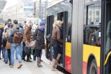Śmierdzący pasażer w autobusie. Co zrobić z kłopotliwym problemem w komunikacji miejskiej? 
