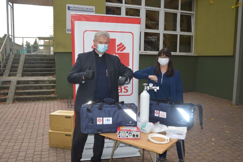 Dyrektor Caritas Diecezji Opolskiej przekazał dwa respiratory dla 116 Szpitala Wojskowego w Opolu oraz jeden dla szpitala w Prudniku