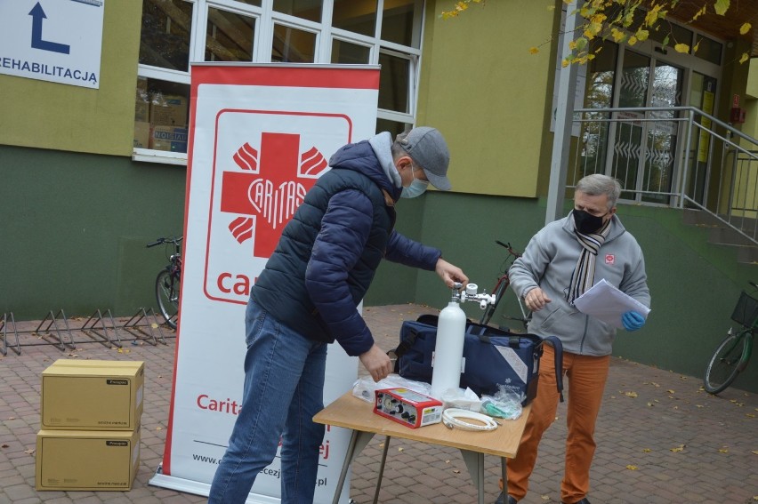 Dyrektor Caritas Diecezji Opolskiej przekazał dwa respiratory dla 116 Szpitala Wojskowego w Opolu oraz jeden dla szpitala w Prudniku