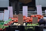 Wtorkowy handel w Sławnie. Ceny owoców i warzyw oraz pchli targ ZDJĘCIA -23.02.2021