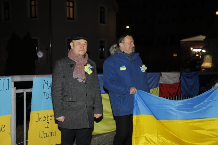 Zgorzelec solidaryzuje się z Ukrainą. Na moście pojawiły się flagi oraz przedstawiciele samorządu