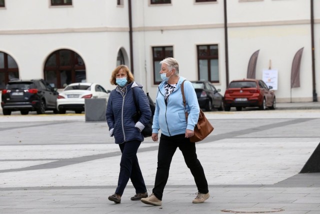 Adam Niedzielski, minister zdrowia podczas konferencji prasowej w czwartek powiedział, że w przestrzeni miejskiej trzeba nosić maseczki, ale jeśli idziemy biegać do lasu albo na plażę, czy inny teren rekreacyjny, to nie musimy tego robić. W takich miejscach wolno nam zdjąć maskę.

CZYTAJ DALEJ >>>>>