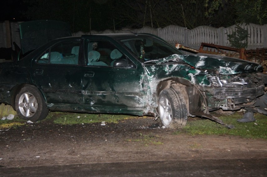 Auto z nieznanych przyczyn znalazło się na płocie