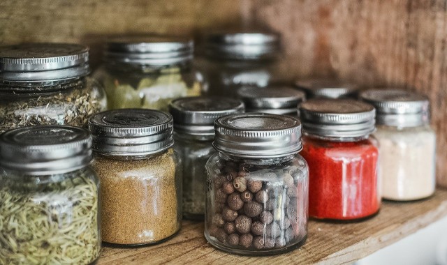 Przyprawy kuchenne wzbogacają smak naszym potrawom. Zazwyczaj trzymamy je w szafce, niewidoczne dla innych. A to błąd, ponieważ można je wyeksponować i mogą stanowić świetną dekorację.