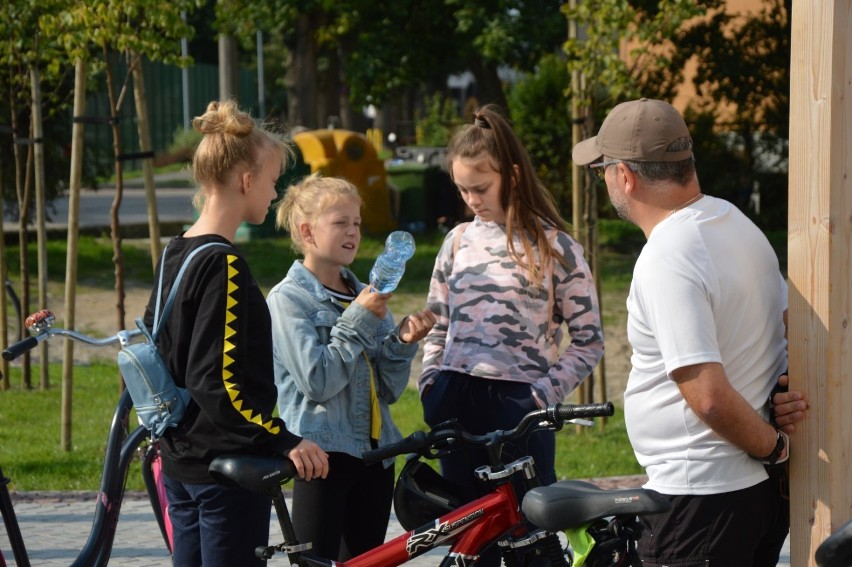 Lębork. Rodzinna wyprawa rowerami z "Bazy" do Diabelskiego Kamienia niedaleko Nowej Wsi