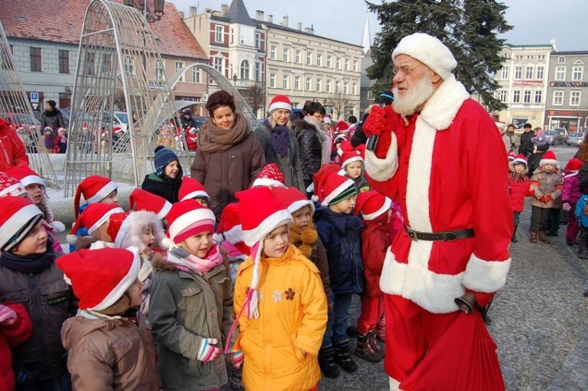 Kępno: Przedszkolaki witały na Rynku Świętego Mikołaja. ZDJĘCIA