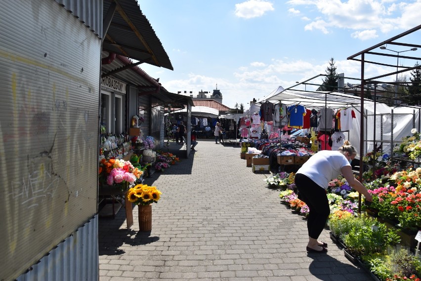 Po Kapłanówce, handel powrócił także na Halę Łazienną w Tarnowie. Tutaj handluje się odzieżą, obuwiem i... maseczkami [ZDJĘCIA]
