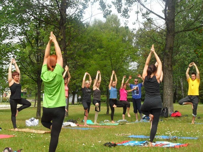 W parku w Jaworznie co niedziela odbywa się joga na trawie. Zajęcia są bezpłatne! [ZDJĘCIA]