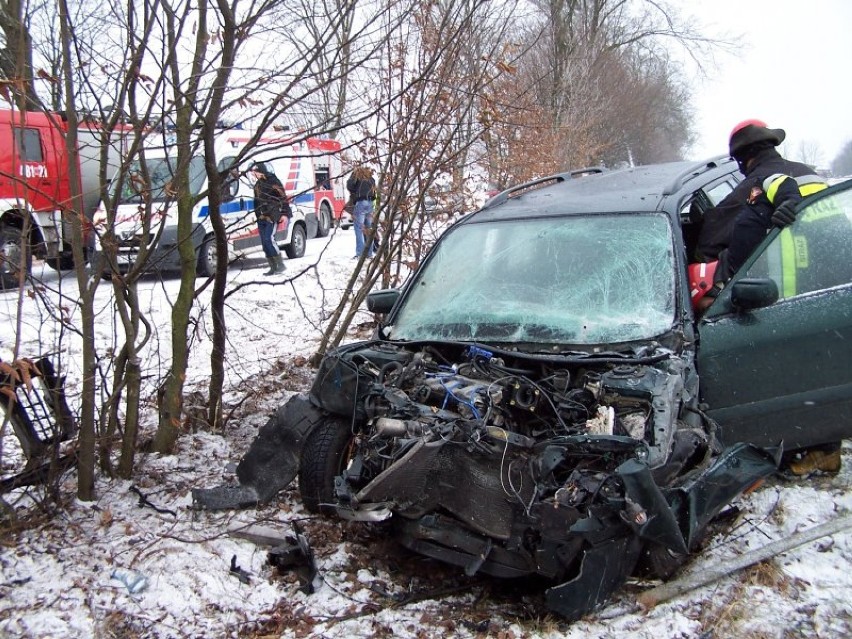 Wypadek w Kierwinach. Auto zderzyło się z ciężarówką