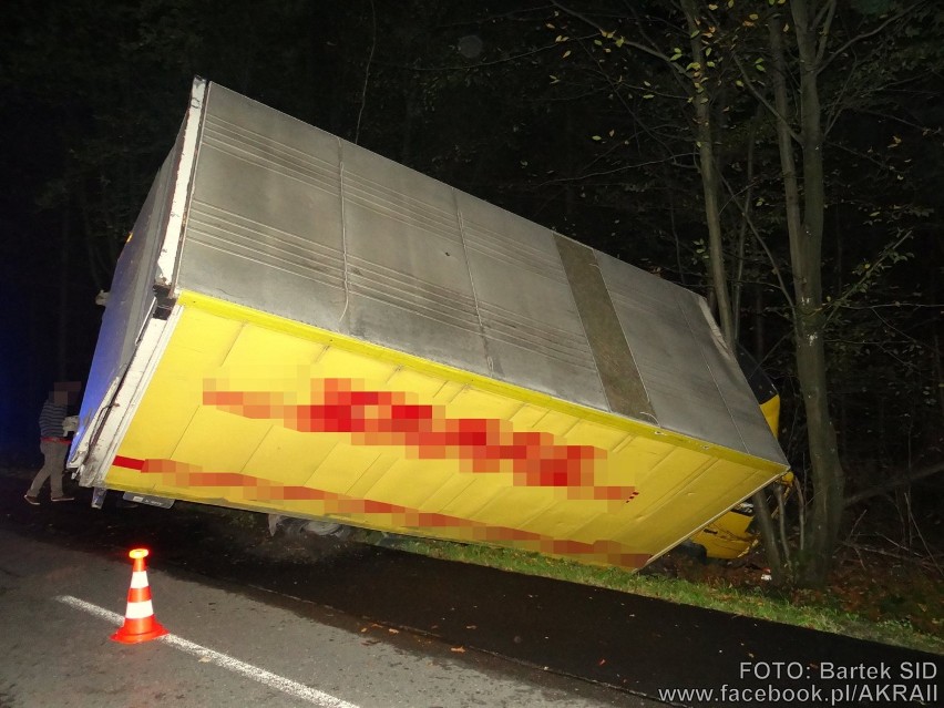 Wypadek w Ślemieniu na ul. Zakopiańskiej. Ciężarówka w rowie [ZDJĘCIA]