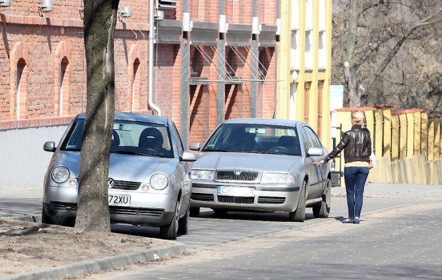 Ulica Bechiego. Po otwarciu Centrum Kultury „Browar B.” ilość parkowanych tutaj samochodów znacznie wzrośnie. Zatoczki już nie wystarczą.