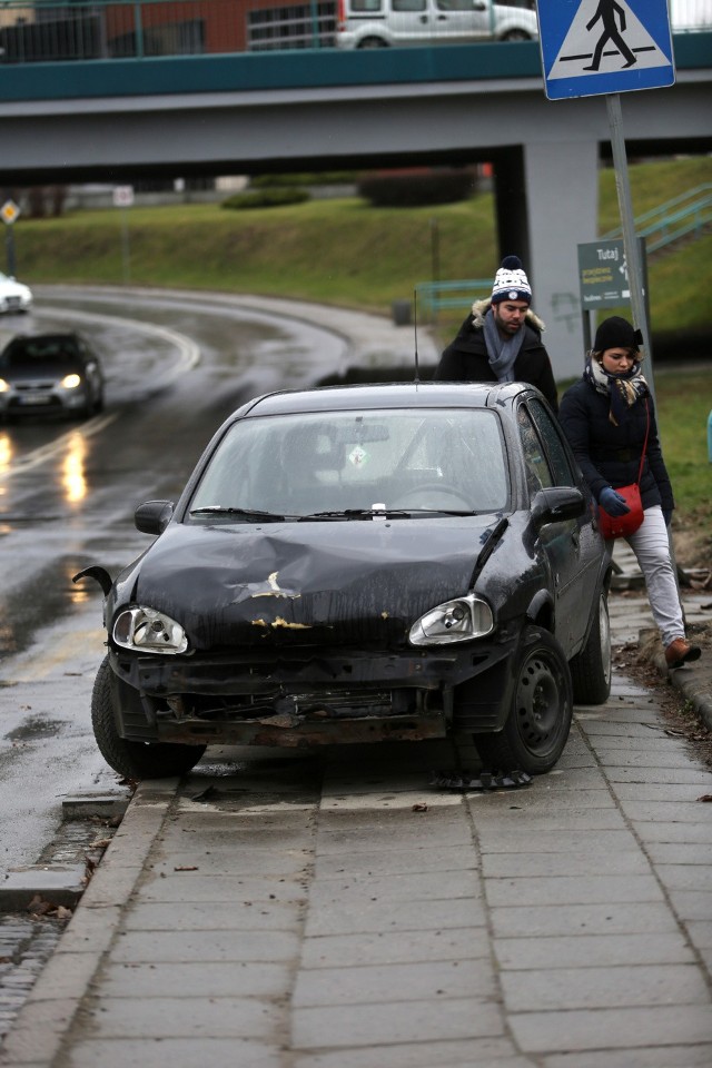 27.12.2016 krakow  
zablocie, uszkodzony samochod blokuje chodnik, 
nz 

fot. andrzej banas / polska press