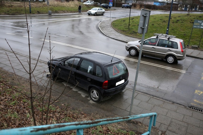 Kraków. Na ul. Zabłocie wrak samochodu blokuje przejście [ZDJĘCIA]