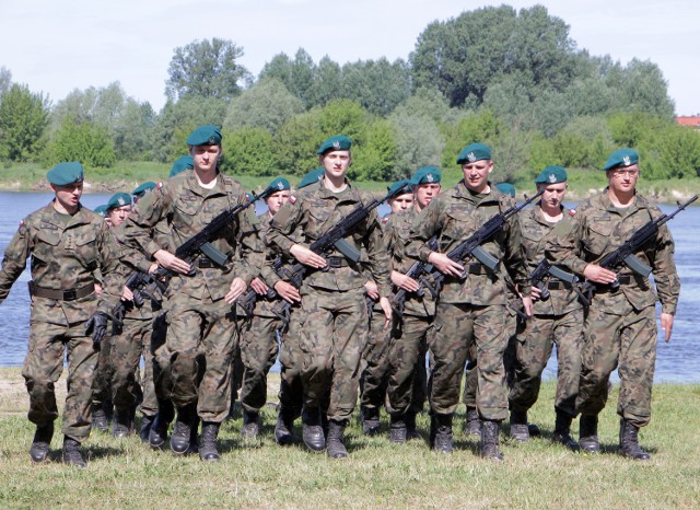 240 elewów z Centrum Szkolenia Logistyki złożyło w piątek przysięgę wojskową na Błoniach Nadwiślańskich. Uroczystości towarzyszył piknik wojskowy.