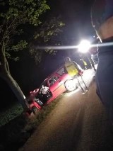 Tragiczny wypadek niedaleko Żnina. Auto uderzyło w drzewo [zdjęcia]