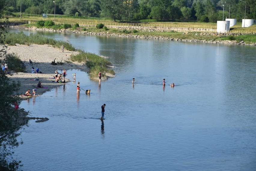 Plaża nad Dunajcem koło mostu w Ostrowie