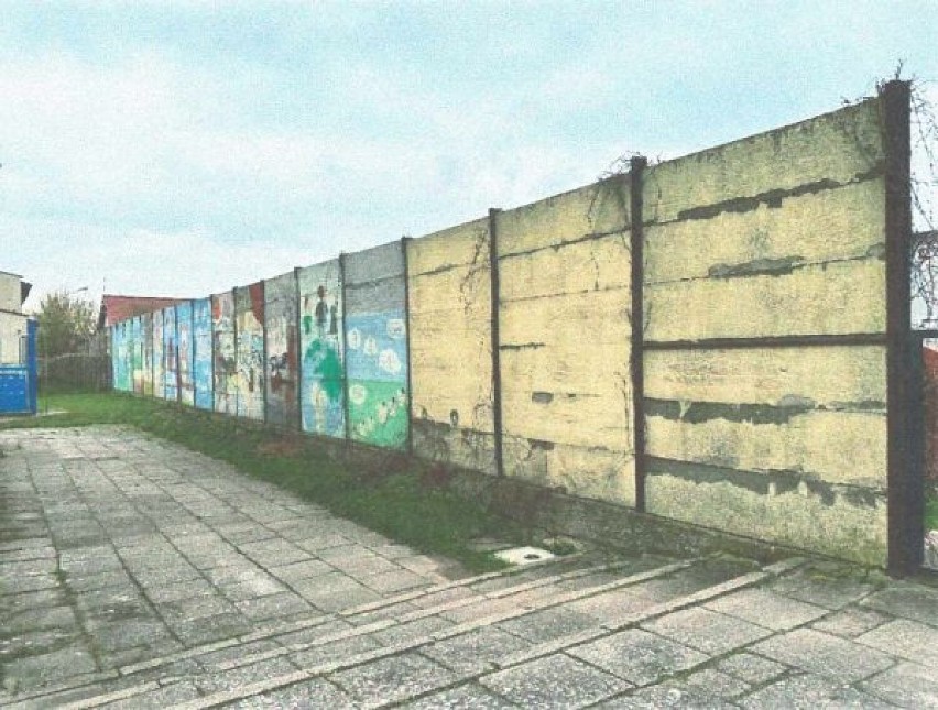 Ten mur przy społecznej to pozostałość z czasów, gdy były tu...